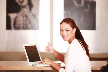 junge Frau mit Laptop