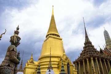 Fototapeta na wymiar タイ王宮の黄金の仏塔