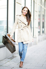 Obraz premium junge Frau beim Shopping