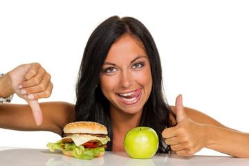 Entscheidung zwischen Hamburger und Apfel