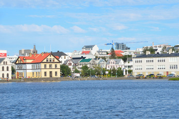 Исландия, вид на Рейкьявик со стороны озера Тьёрнин