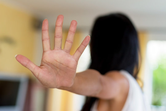 abwehrende Haltung einer Frau