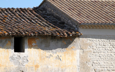 maison ancienne et maison rénovée