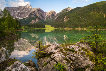 Alpejskie jezioro we Włoszech - obrazy, fototapety, plakaty