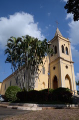 Fototapeta na wymiar pequena igreja antiga amarela situada na cidade de Joaquim egídio em Campinas SP