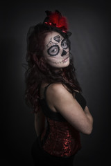 Sugar Skull junge Frau in Corsage mit Zylinder