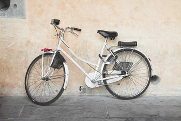 Fototapeta na wymiar White bicycle against the wall