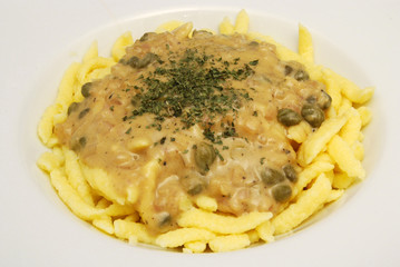 Frische Eierspätzle mit Kapern-Senf-Sauce