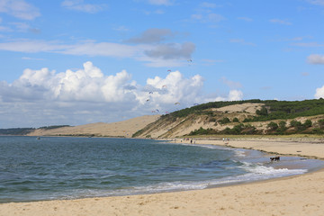 Gleitschirmfliegen auf der Düne von Pilat bei Arcachon an der Atlantik Küste in Frankreich
