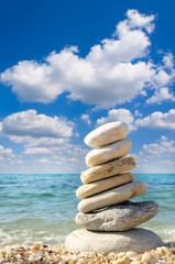 Fototapeta na wymiar stones balanced on top of eachother on a sandy beach