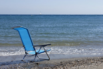 Tumbona en la playa desierta