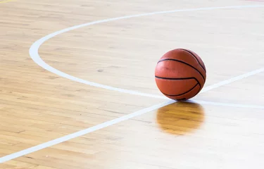Papier Peint photo Sports de balle Ballon de basket au sol dans la salle de sport