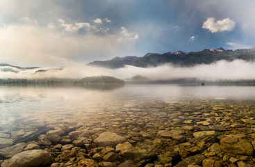 Alpejskie jezioro na Słowenii spowite porannymi mgłami