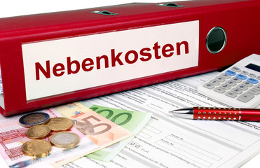 Nebenkostenordner mit Geld und Taschenrechner, rot
