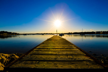 Obraz premium drewniany pomost i zachód słońca