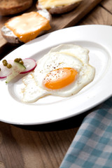 früstück ei auf dem tisch