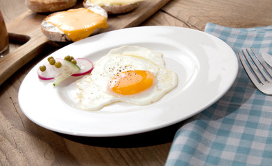 früstück ei auf dem tisch