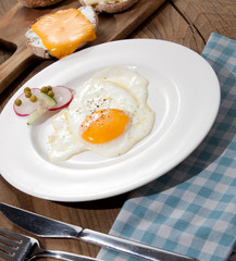früstück ei auf dem tisch