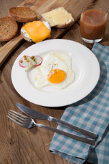 früstück ei auf dem tisch