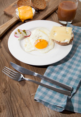 früstück ei auf dem tisch