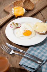 früstück ei auf dem tisch