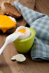 früstück ei auf dem tisch