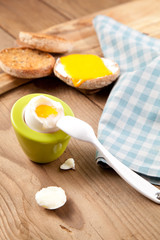 früstück ei auf dem tisch