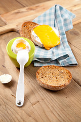 früstück ei auf dem tisch