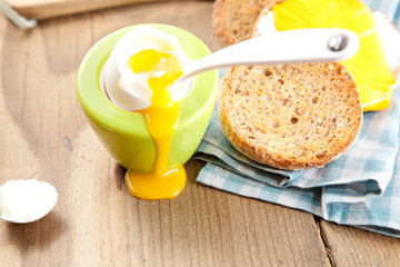 früstück ei auf dem tisch