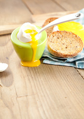 früstück ei auf dem tisch