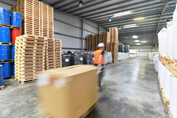 Arbeiter im Warenlager // Workers in logistics