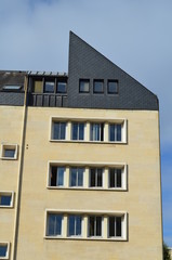 Immeuble avec toit pentu
