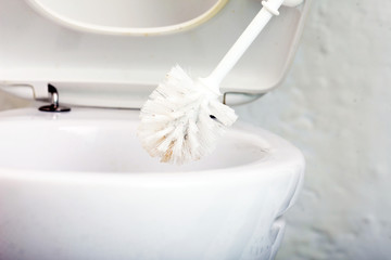 Toilette mit Toilettenbürste