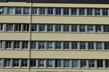 Façade d'immeuble de bureaux avec accès 