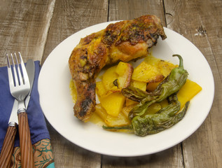 Pollo asado con patatas fritas y pimientos