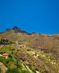 Naklejka premium Roque Nublo seen over Tejeda village
