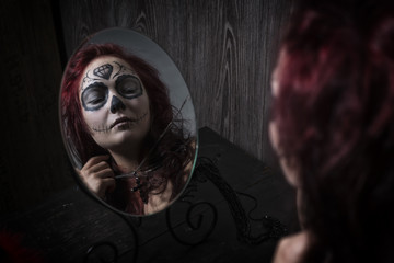 Sugar Skull Frau schaut in den Spiegel