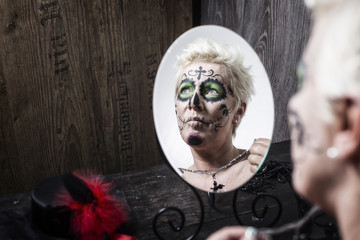 Sugar Skull Frau schaut in den Spiegel