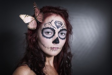 Sugar Skull junge Frau mit Schmetterling im Haar