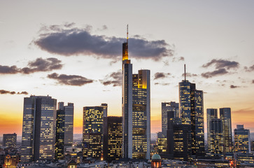 Skyline von Frankfurt am Main am Abend - obrazy, fototapety, plakaty
