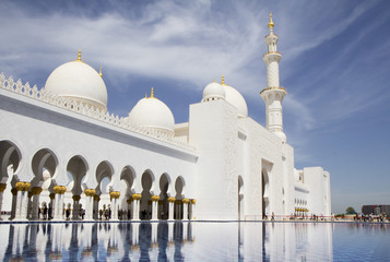 Fototapeta na wymiar ОАЭ. Абу-Даби. Белая мечеть. Главный вход.