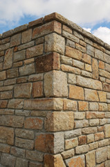 Ecke einer Natursteinmauer aus Granit