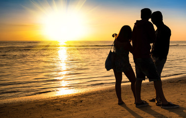 Fototapeta premium Group of best friends talking and enjoying sunset