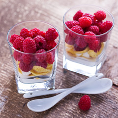 Dessert with raspberry, yogurt and cornflakes
