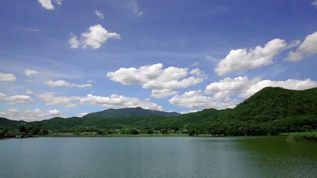 湖と山と流れる雲_3