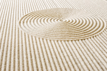 Fototapeta na wymiar Sand mit Linien und Kreisen
