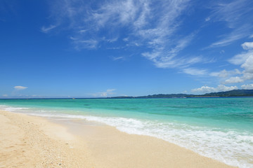 美しい沖縄のビーチと夏空