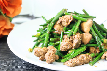 Fried garlic chives with chicken livers