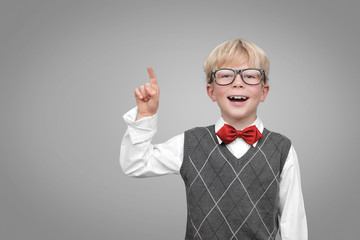 Kind mit zeigefinger