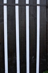détail d'une porte de cabane ostréicole en bois peint